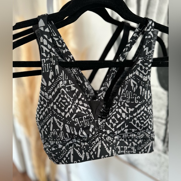 3 Victoria Secret sports bras in size Small. Deep V front. Grey, black & printed - Picture 6 of 15